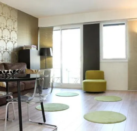 Studio Champs-elysees
